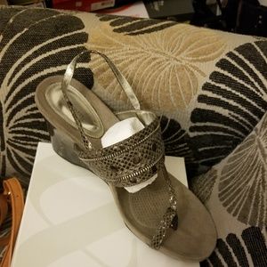 Comfortable wedge sandal never worn